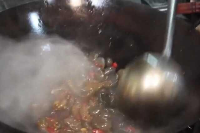 Çinlilerin yeni modası pes dedirtti! Tavada taş kızartıp yemeye başladılar