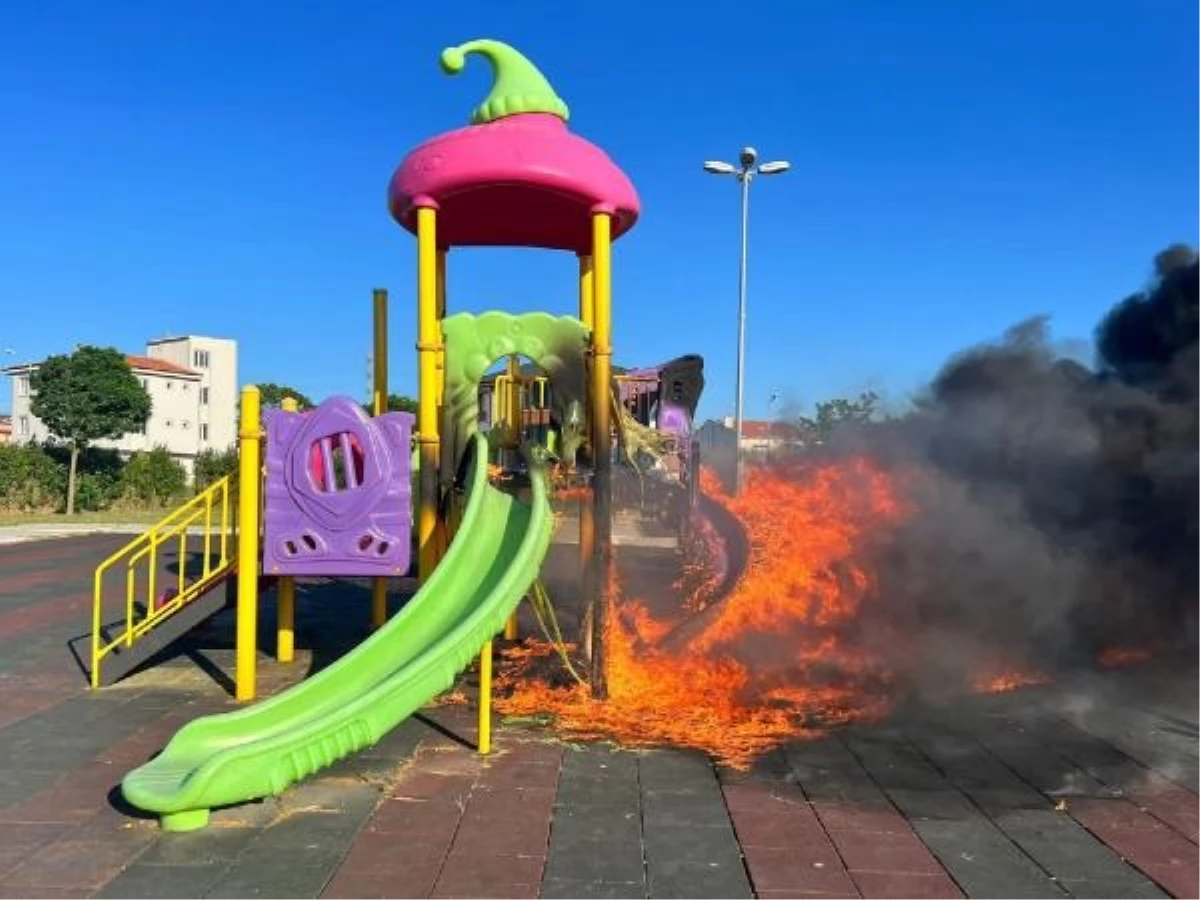 Çorlu\'da Çocuk Oyun Grupları Yakıldı