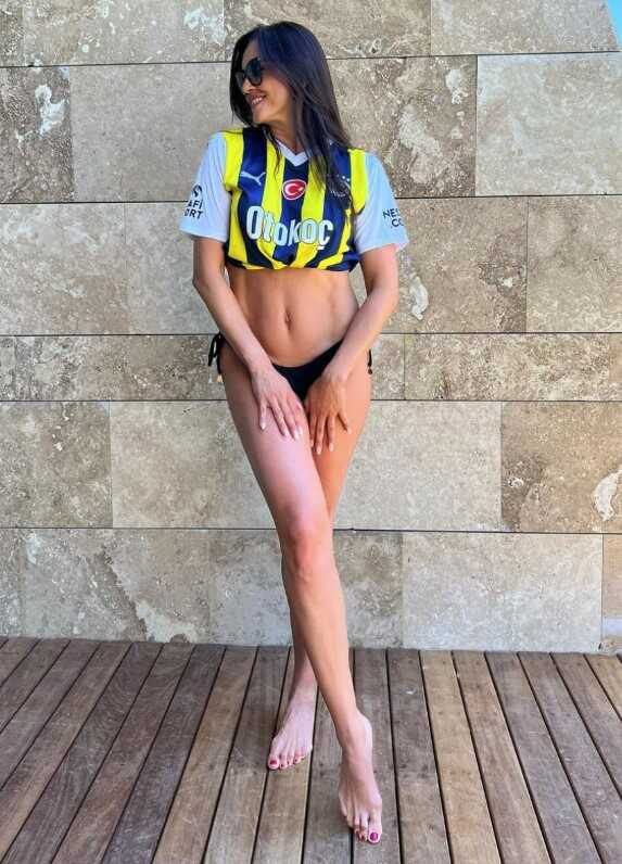 Fenerbahçe formasını bikini üstü yapan Dzeko'nun eşi fiziğiyle hayran bıraktı Fenerbahçe formasını bikini üstü yapan Dzeko'nun eşi fiziğiyle hayran bıraktı