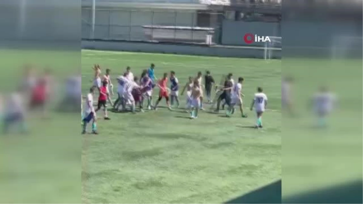 İstanbul\'da U17 maçında kavga çıktı
