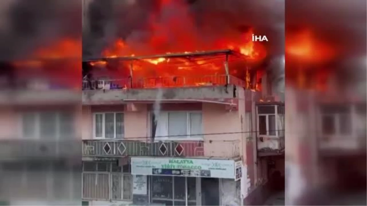 İzmir\'de Bir Binanın Çatı Katı Alev Alev Yandı