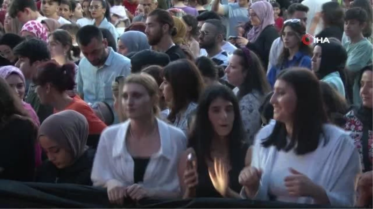 Kağıthaneli gençler Sinan Akçıl konseri ile doyasıya eğlendi