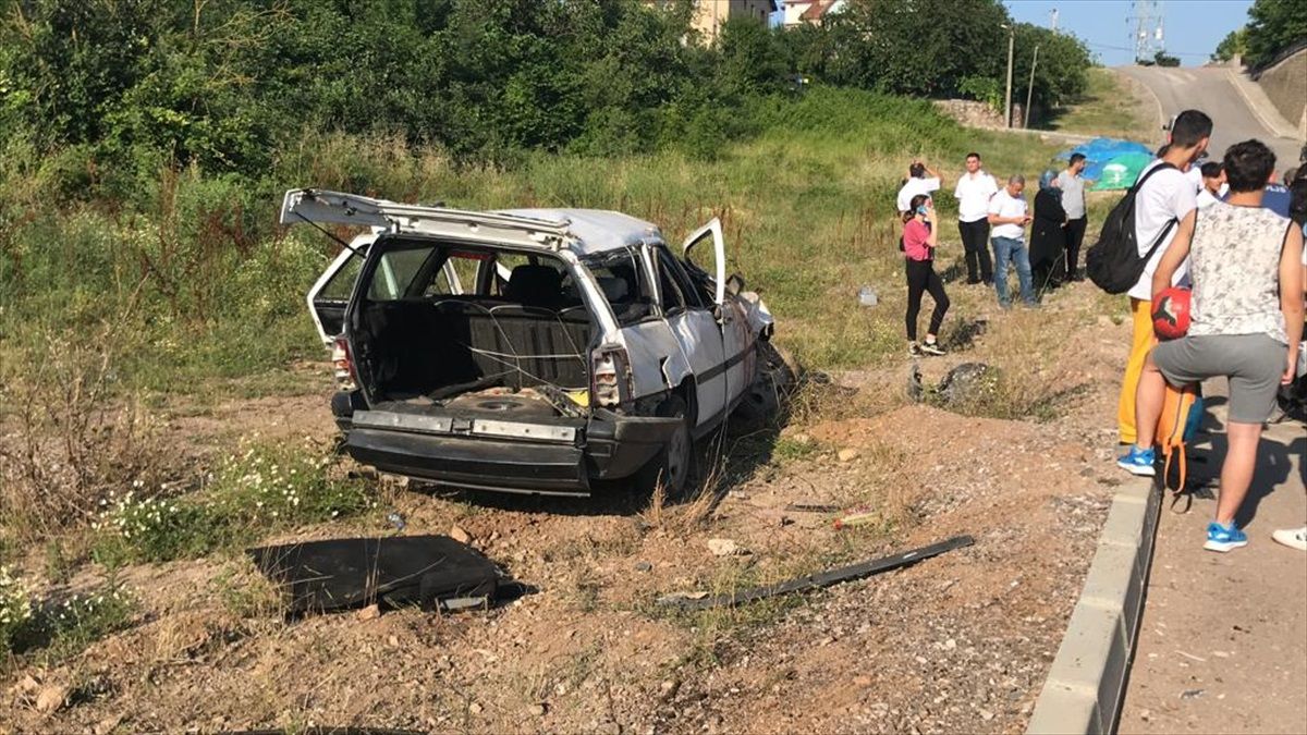 Kocaeli\'de takla atan otomobilde 5 kişi yaralandı
