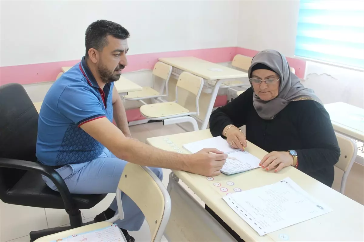 65 yaşındaki Pakize Yalçınkaya okuma yazma öğrenerek belge aldı