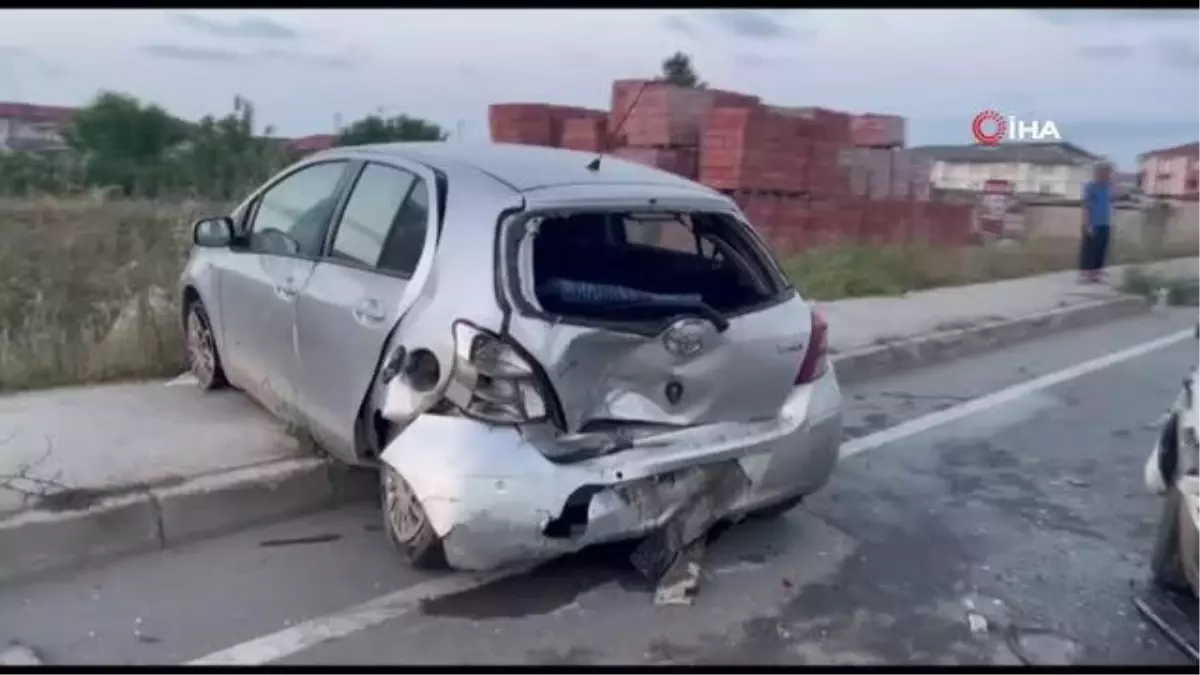 Sakarya\'da Kontrolden Çıkan Araç Park Halindeki Otomobile Çarptı: 2 Yaralı