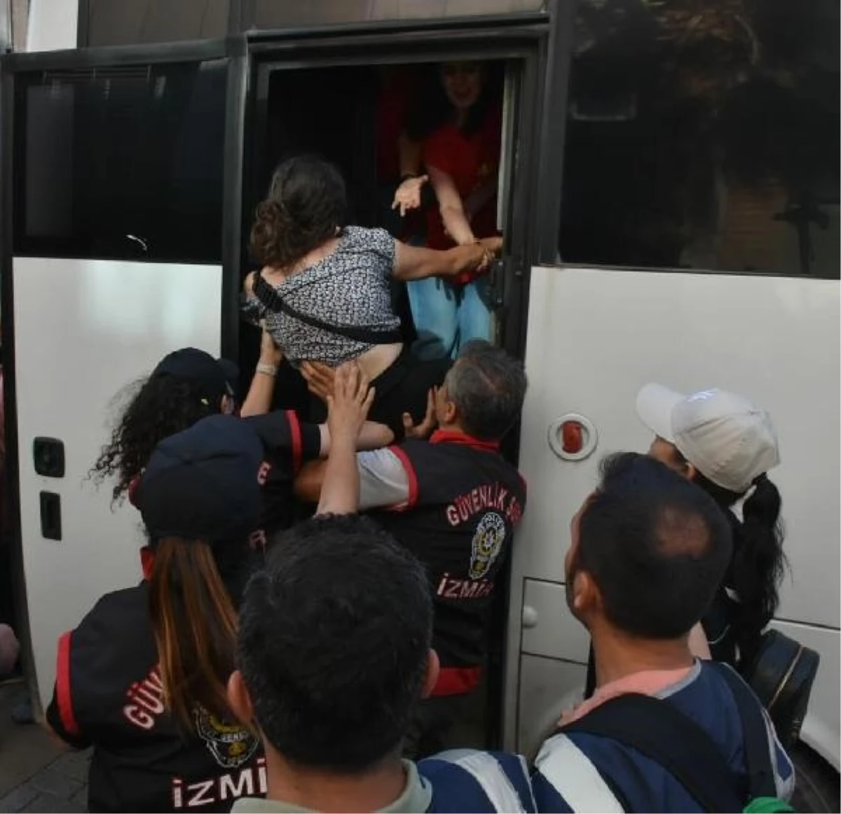 İzmir\'de LGBT üyelerine polis müdahalesi: Çok sayıda kişi gözaltına alındı