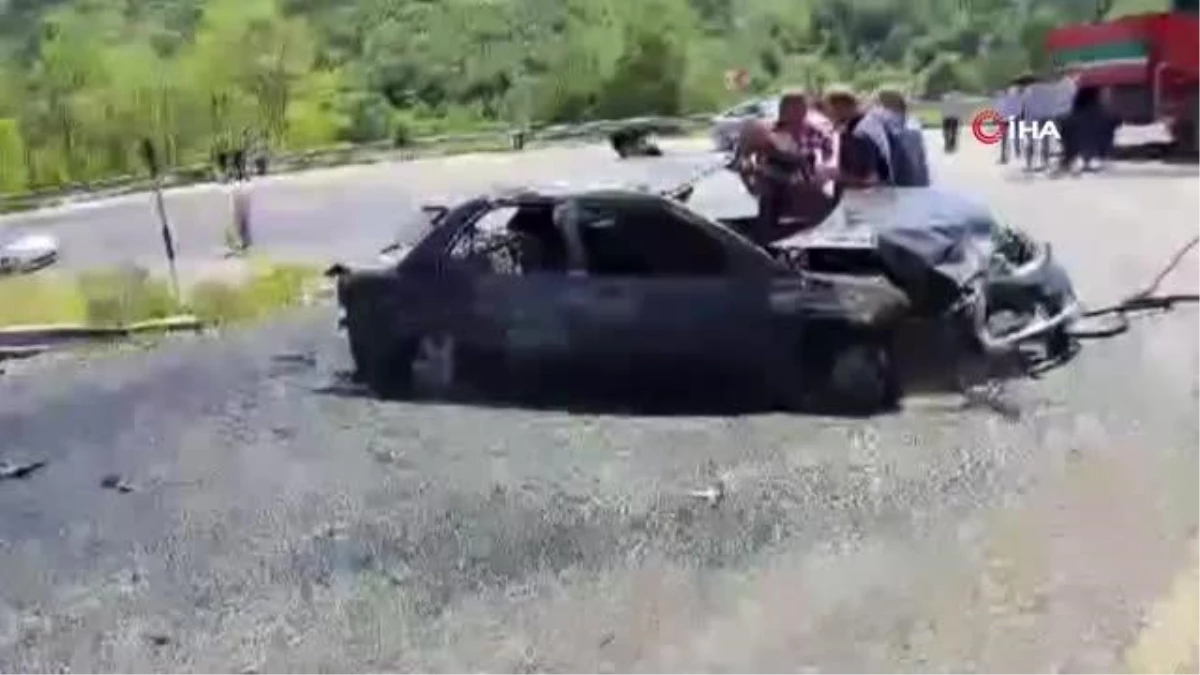 Kastamonu\'da minibüsle çarpışan otomobil alev topuna döndü: 7 yaralı