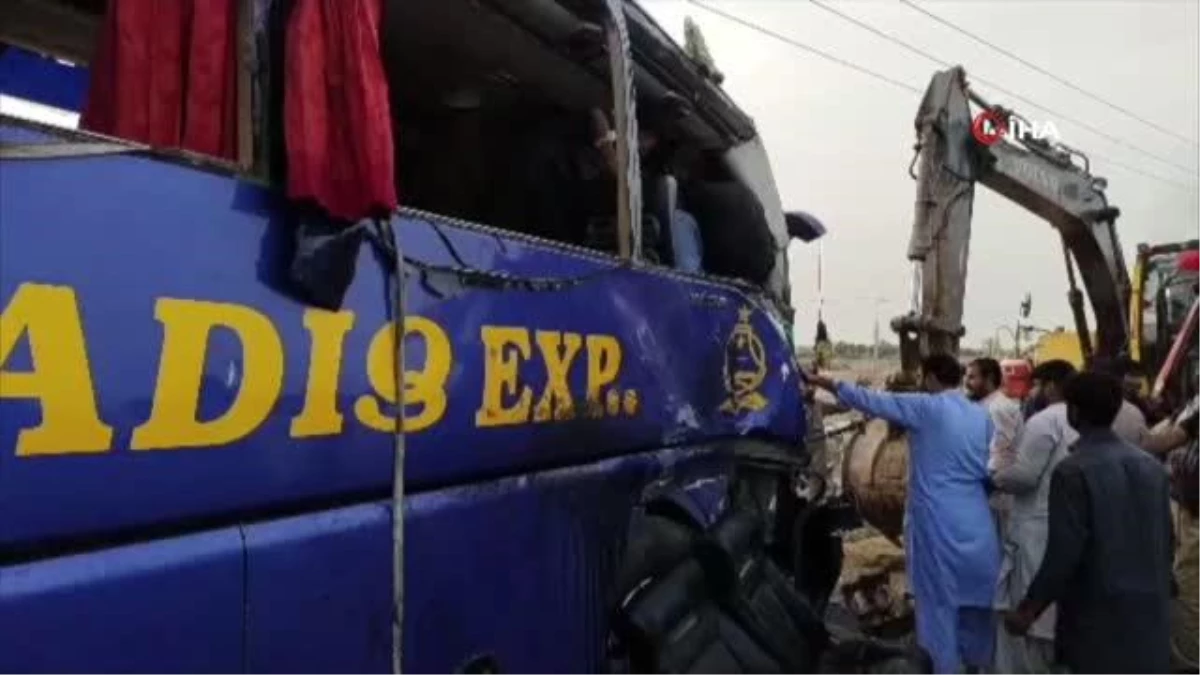 Pakistan\'da Otobüsler Çarpıştı: 8 Ölü