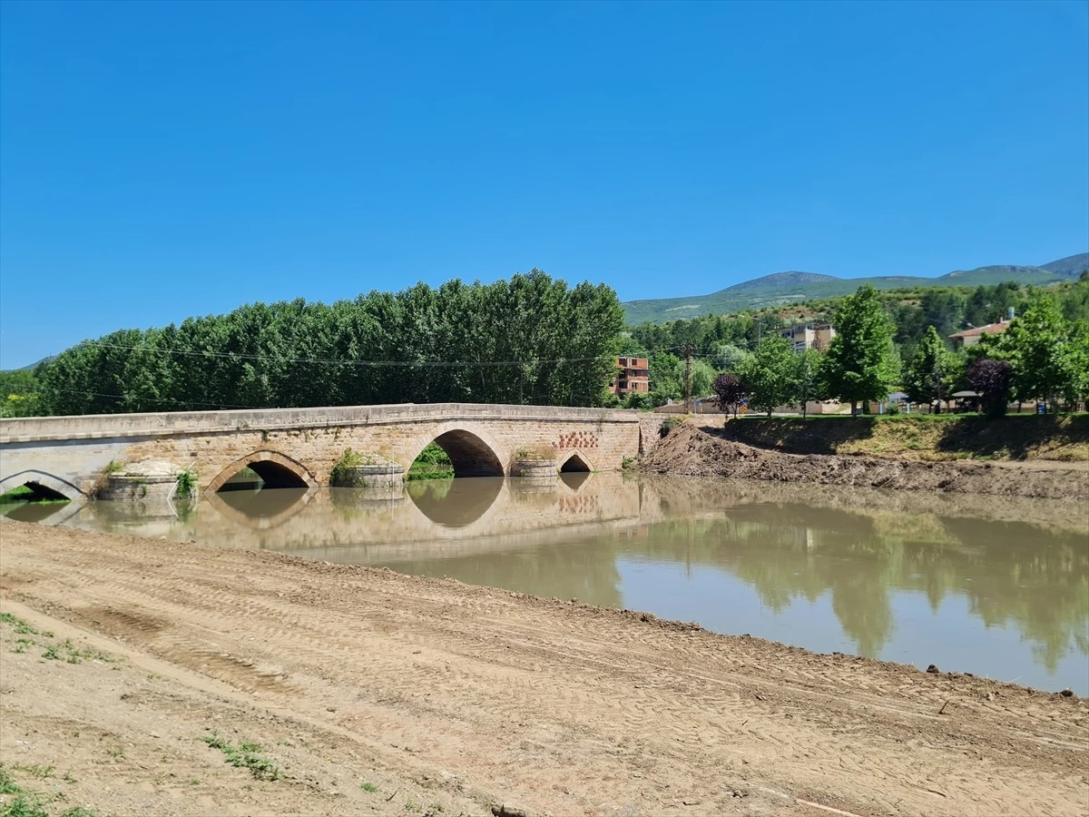 Pazar Belediyesi Tarihi Taş Köprü\'nün Yakınlarına Park Alanı Oluşturuyor