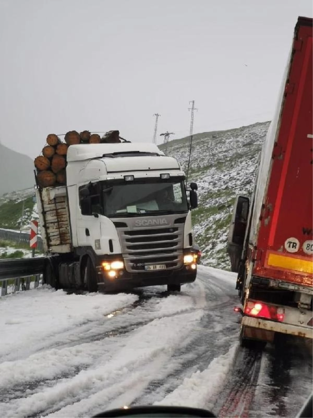 Şavşat-Ardahan kara yolunda kar yağışı: Sürücüler zor anlar yaşadı