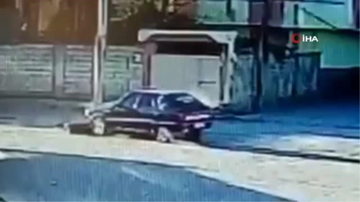 Şanlıurfa\'da Otomobil Yol Ortasındaki Direğe Çarptı