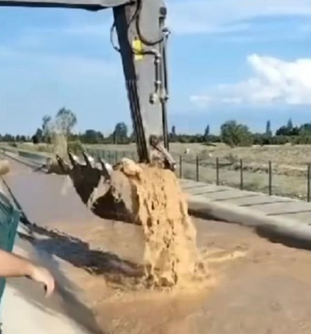 İdris Karabuga'nın boğası kepçe ile kurtarıldı İdris Karabuga'nın boğası kepçe ile kurtarıldı