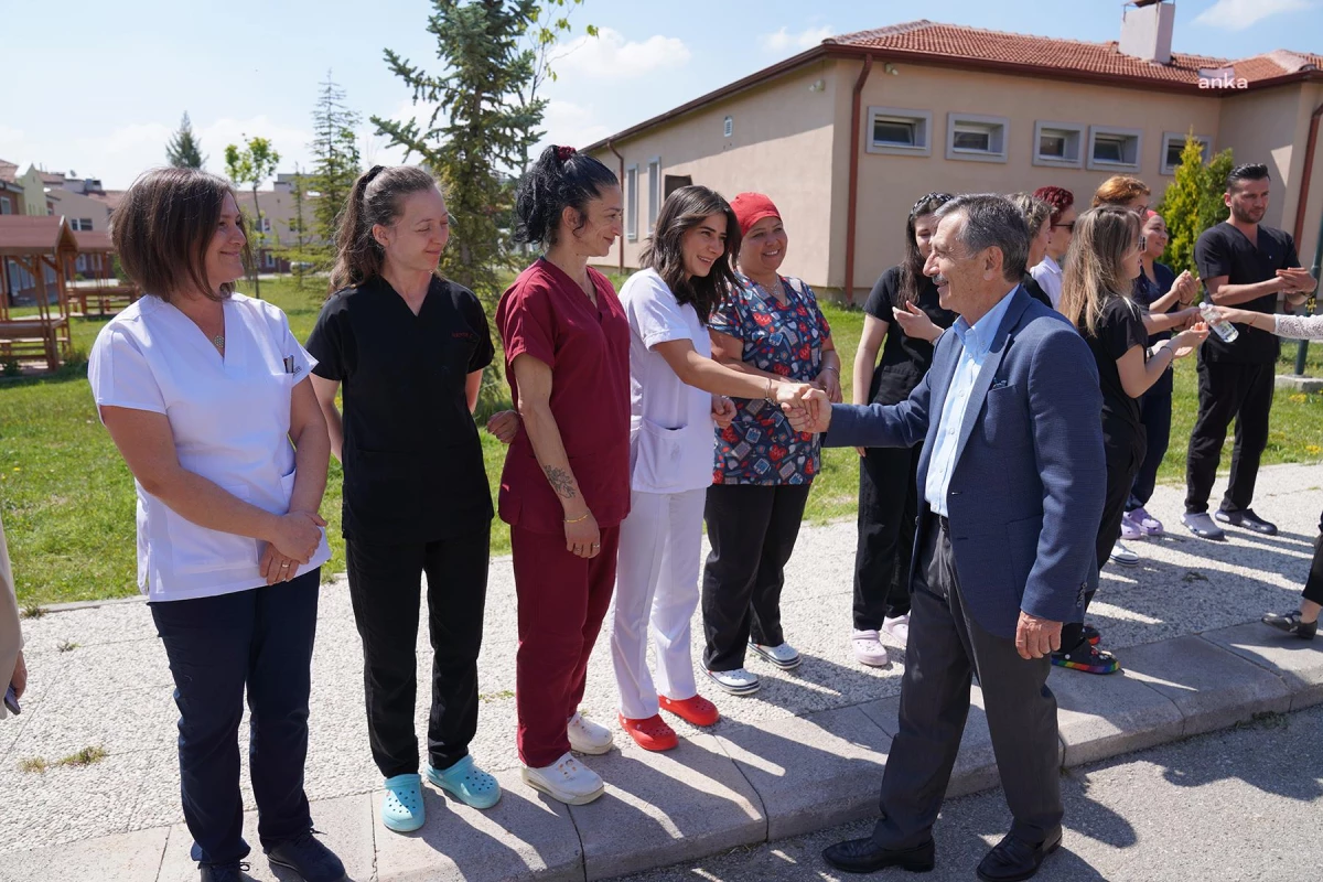 Tepebaşı Belediye Başkanı Ahmet Ataç, Melih Savaş Yaşam Köyü ve Metin Özöğüt Yaşam Merkezi sakinleri ile bayramlaştı