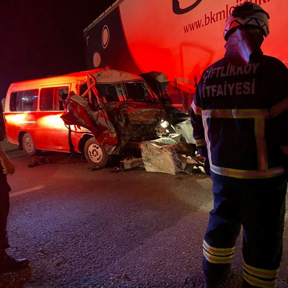 Yalova\'da Kavşak Kazası: 2 Kişi Sıkıştı, İtfaiye Kurtardı