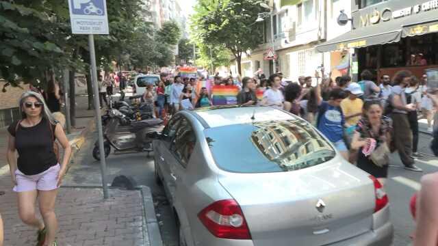 Yürüyüş yapmayı planlayan LGBT'liler Taksim'de toplanmaya başladı Yürüyüş yapmayı planlayan LGBT'liler Taksim'de toplanmaya başladı