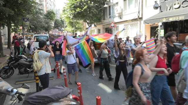 Yürüyüş yapmayı planlayan LGBT'liler Taksim'de toplanmaya başladı Yürüyüş yapmayı planlayan LGBT'liler Taksim'de toplanmaya başladı