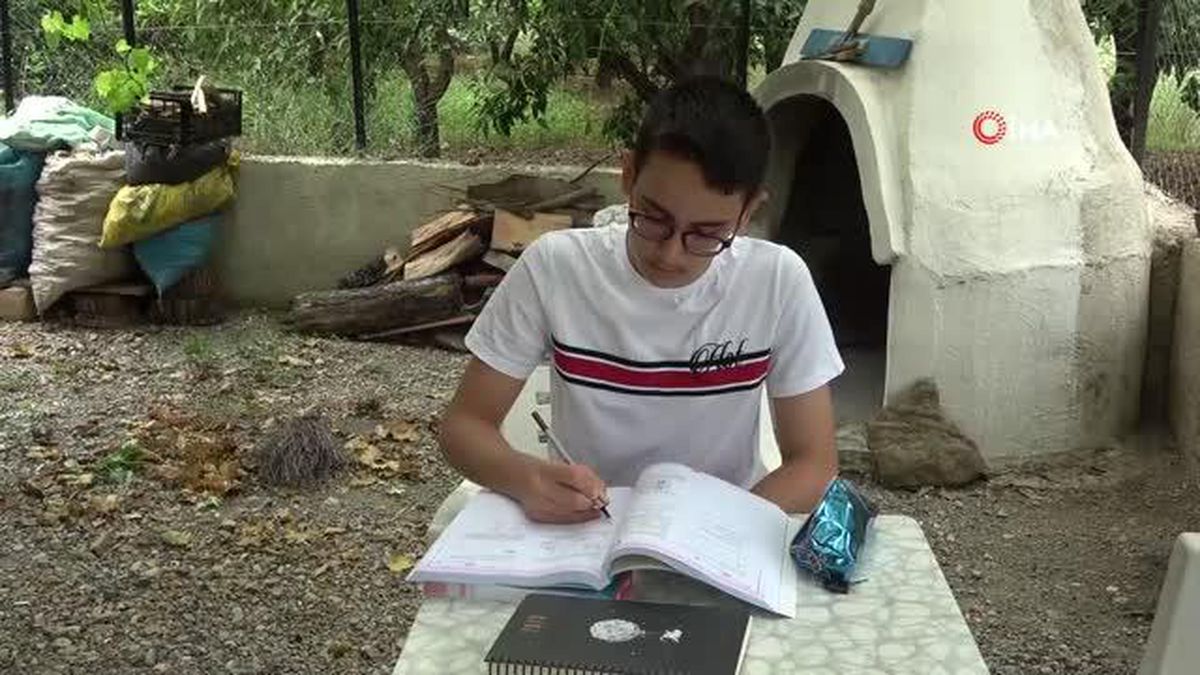 Depremzede Melih Bekir Okutan, ablasını rol model alarak LGS'de tüm soruları doğru cevapladı