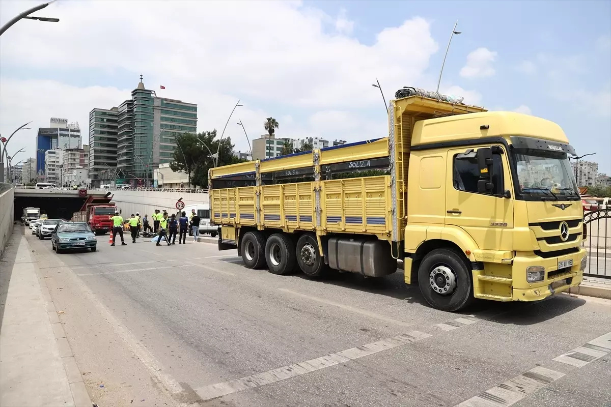 Adana\'da Kamyonla Çarpışan Motosiklet Sürücüsü Hayatını Kaybetti