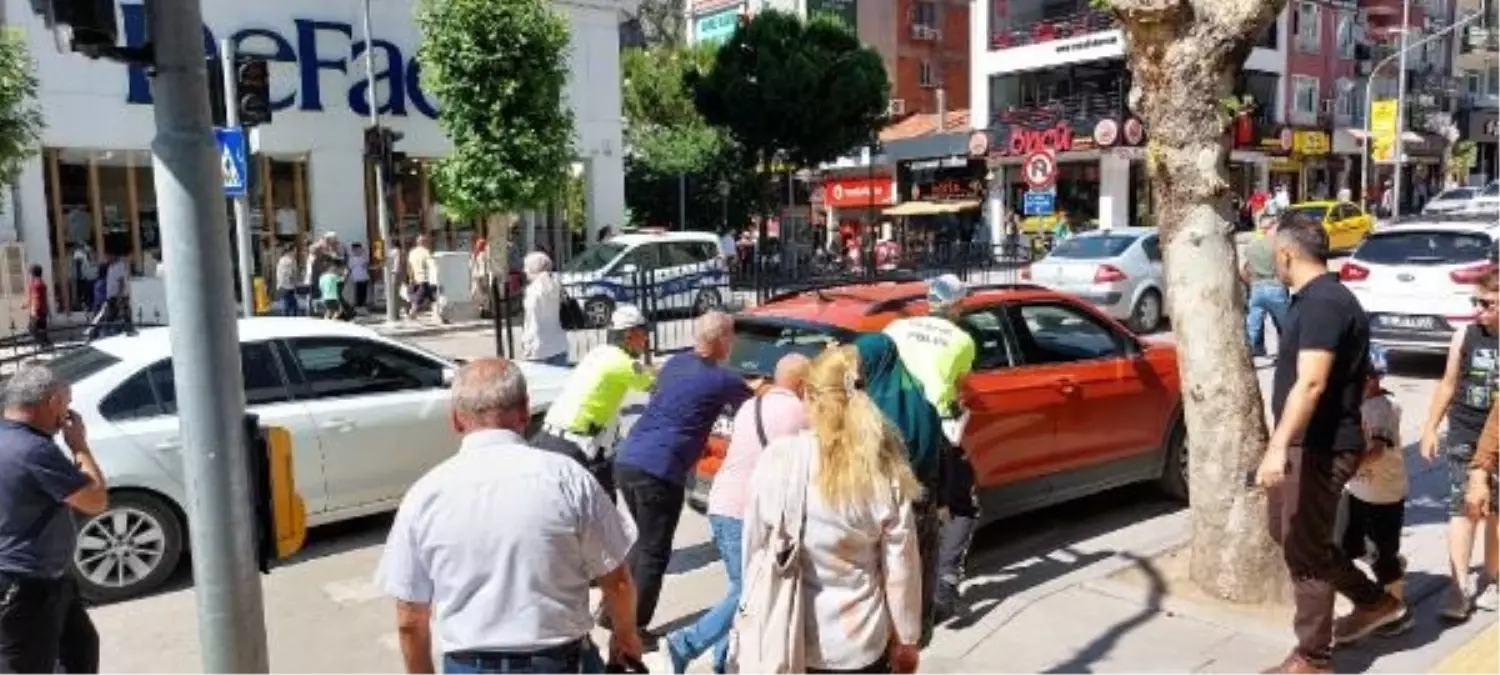 Amasya\'da trafik polisleri aracı bozulan vatandaşa yardım etti