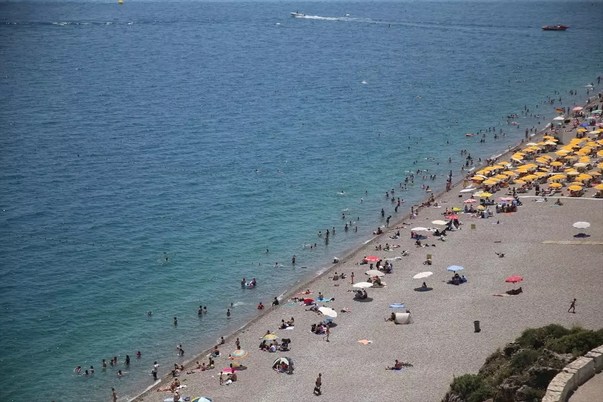 Kurban Bayramı tatilinde Antalya sahilleri yoğunluk yaşadı