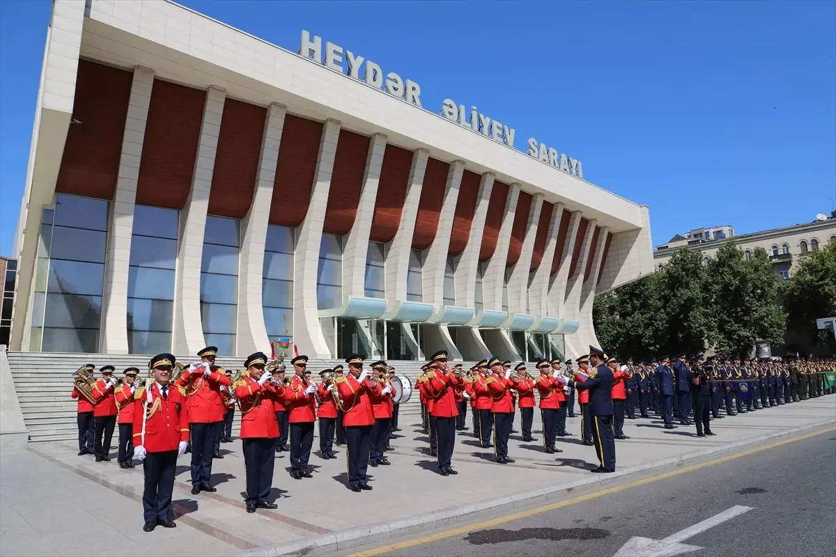 Azerbaycan\'da Askeri Yürüyüşler Yapıldı