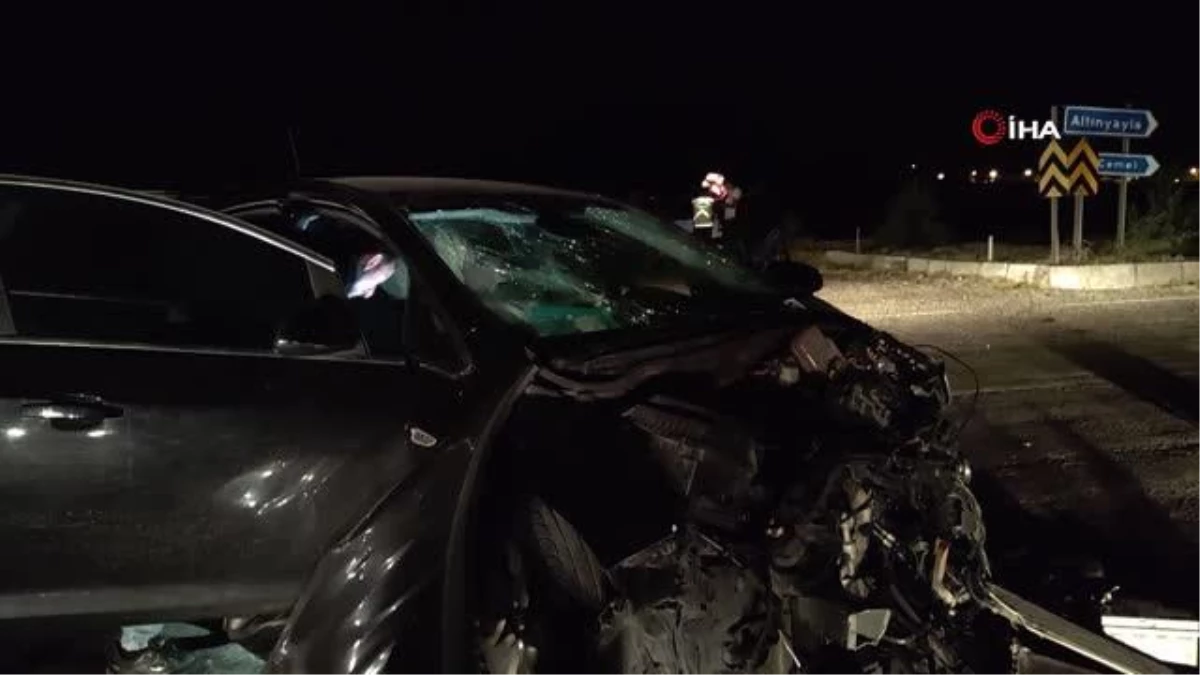 Bayram tatili yolunda kaza: Hurdaya dönen otomobilde 5 kişi yaralandı
