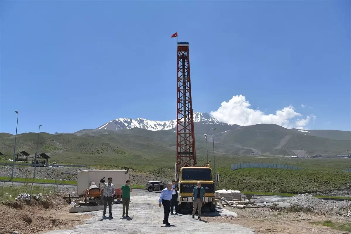 Kayseri Büyükşehir Belediye Başkanı Erciyes\'te sıcak su kaynağı arama çalışmalarını inceledi