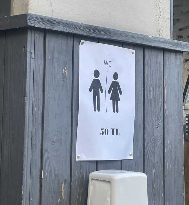 Çeşme bu kez yemek değil, tuvalet fiyatlarıyla gündemde! Görenler inanamadı Çeşme bu kez yemek değil, tuvalet fiyatlarıyla gündemde! Görenler inanamadı