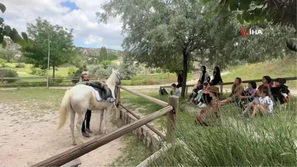 Deprem korkularını ata binerek yendiler