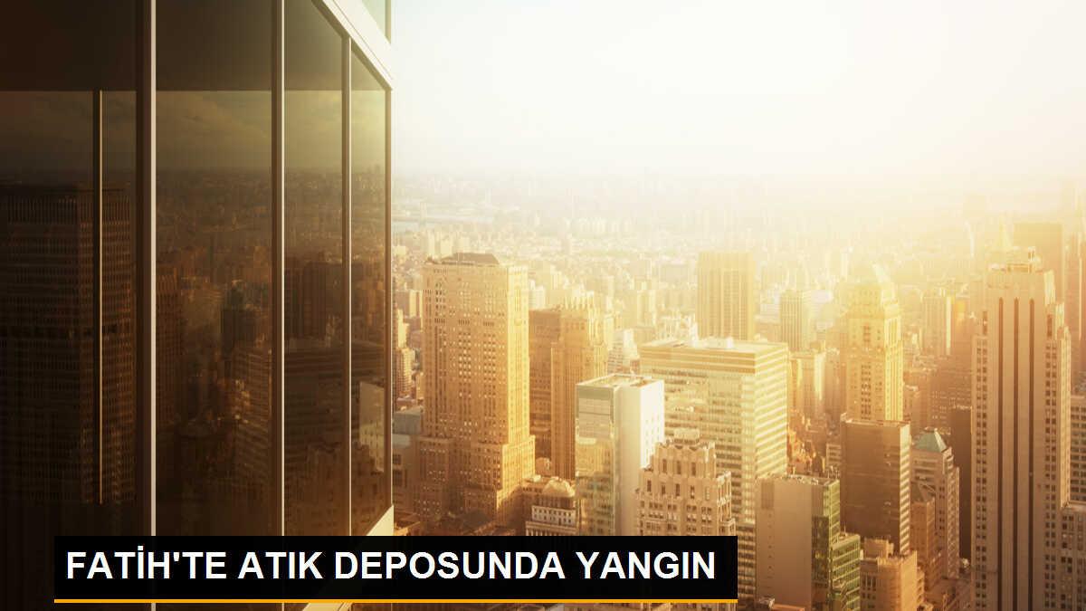 FATİH\'te Depo Yangını: Tarihi Yarımada\'dan Dumanlar Yükseldi