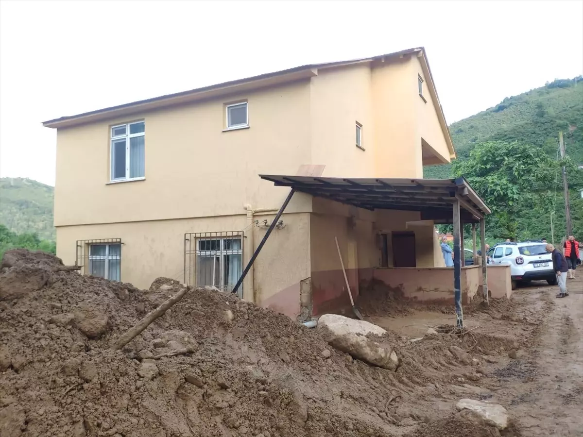 Giresun\'da sel ve heyelanların yol açtığı tahribatın giderilmesi devam ediyor