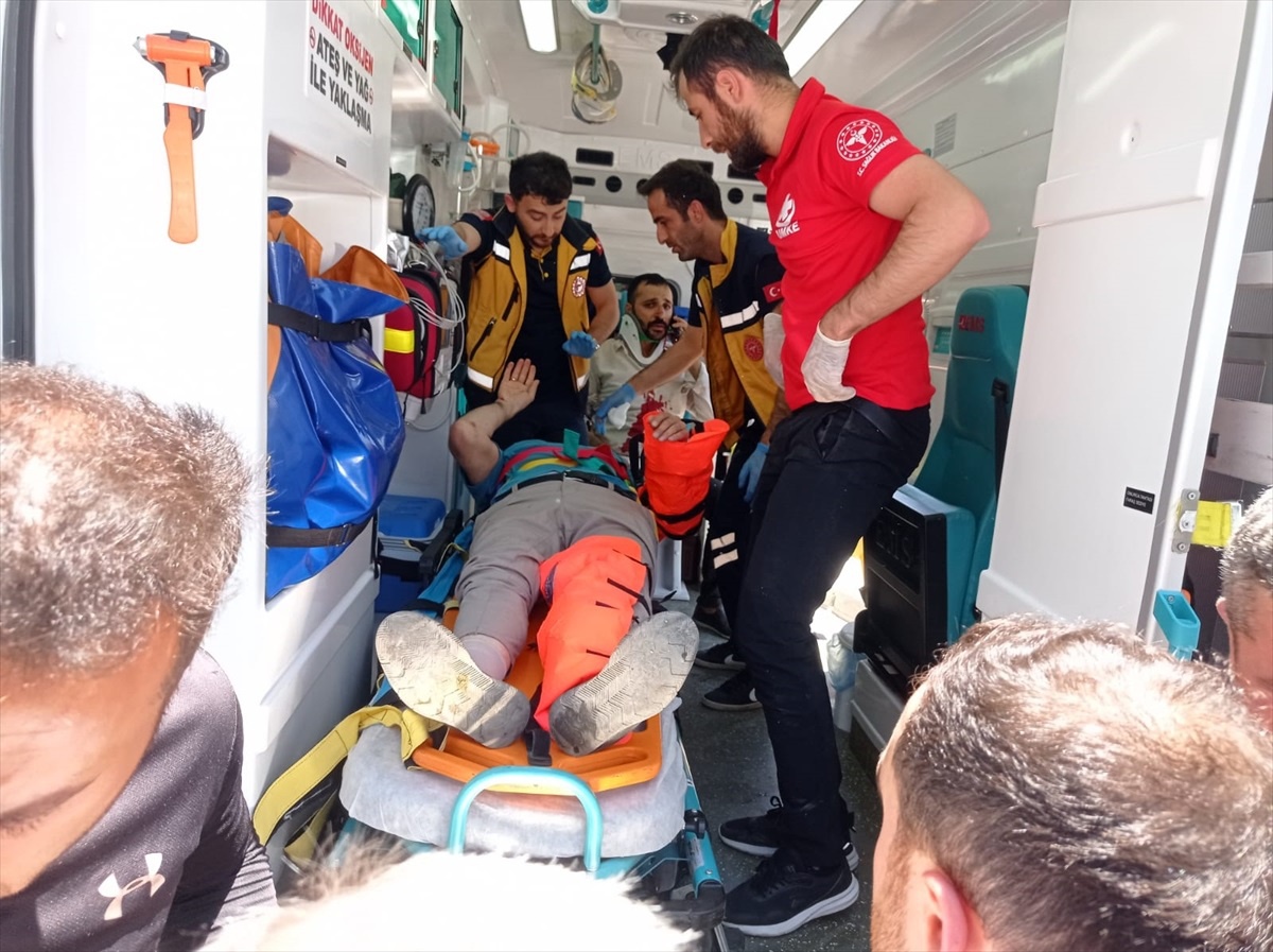 Hakkari\'de minibüs ile otomobil çarpıştı: 3 yaralı