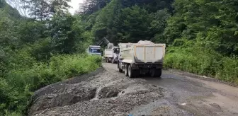 Sakarya'nın Hendek ilçesinde yağış sonrası hasar gören yolun onarımı sürüyor