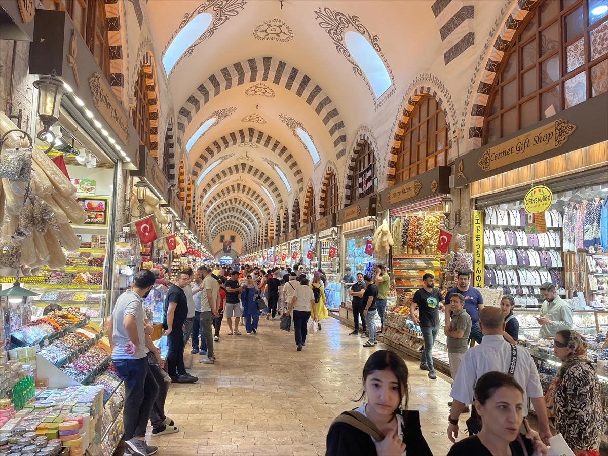 İstanbulluların tatil için ayrılmasıyla Eminönü\'nde sakin bir bayram alışverişi yaşanıyor