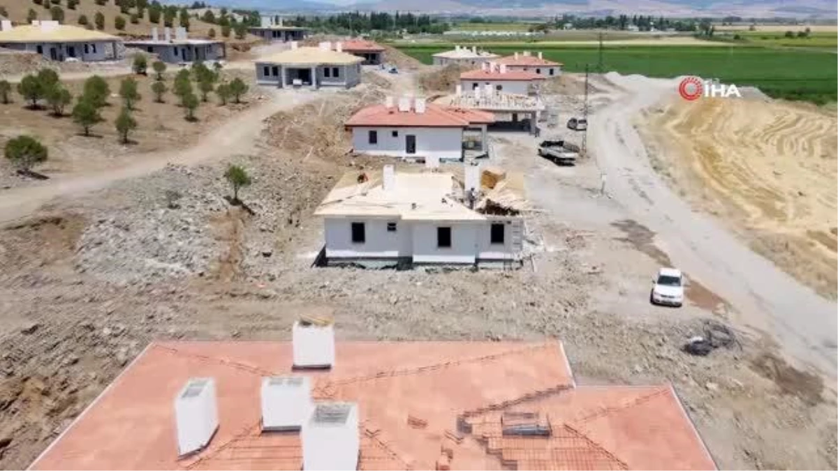 Kahramanmaraş\'ın Türkoğlu ilçesindeki 3 köye 92 ev inşa ediliyor