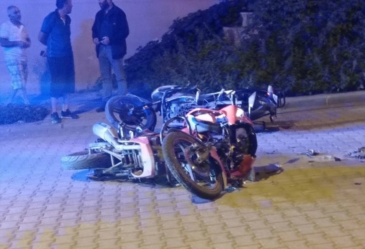Kars\'ta Motosiklet Kazası: 2 Sürücü Ağır Yaralandı