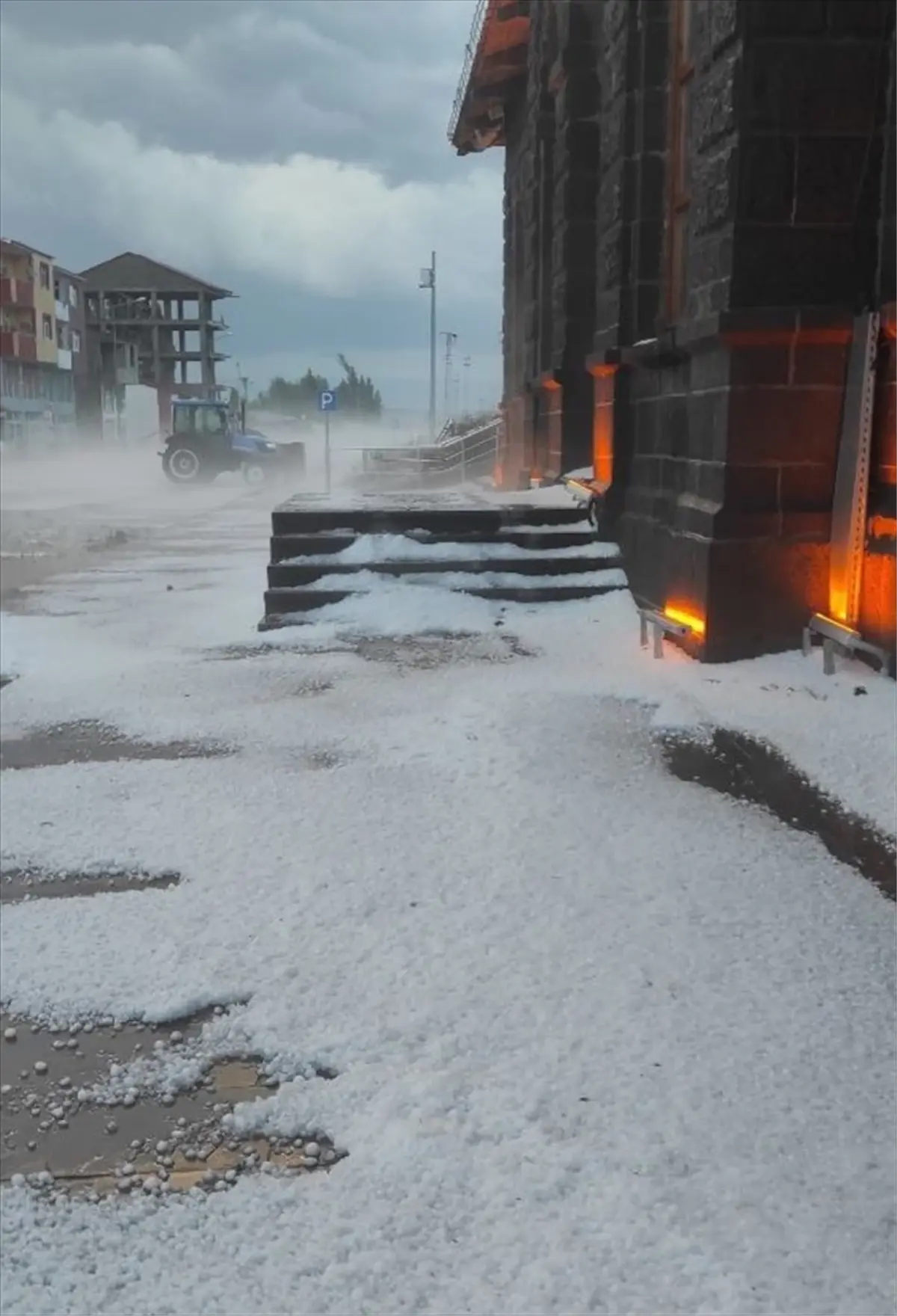 Kars'ın Akyaka ilçesinde etkili olan dolu hayatı olumsuz etkiledi