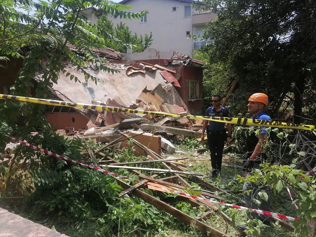 Kocaeli\'de evin tavanı çöktü: 2 kişi hayatını kaybetti