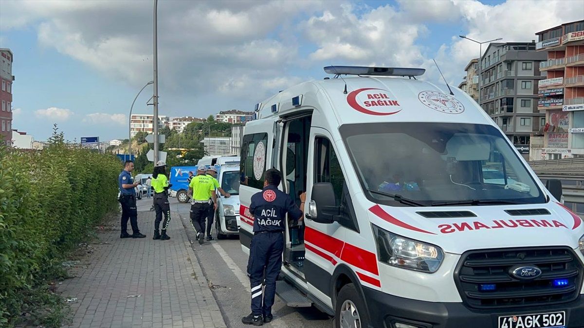 Gebze\'de panelvan ile işçi servisi çarpıştı: 4 yaralı