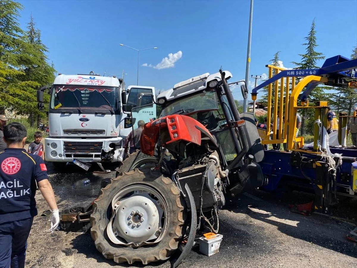 Konya\'da süt tankeri ile traktörün çarpıştığı kazada 2 kişi yaralandı