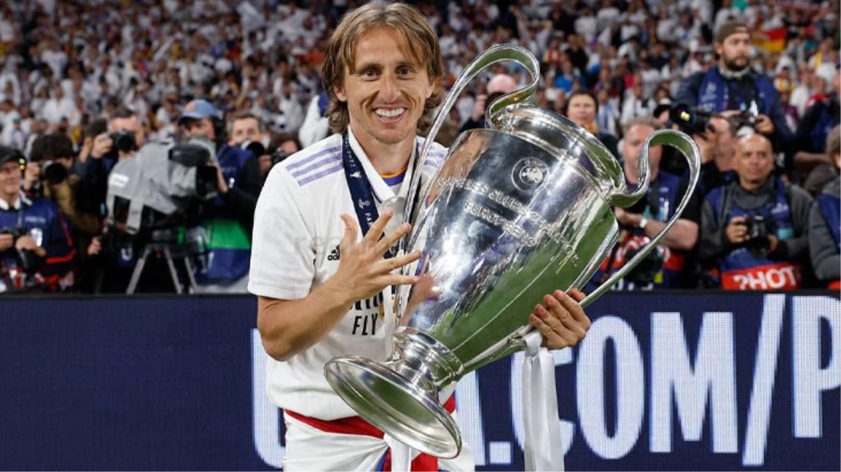 Suudi Arabistan\'a transferi konuşulan Luka Modric, Real Madrid ile 1 yıllık yeni sözleşme imzaladı