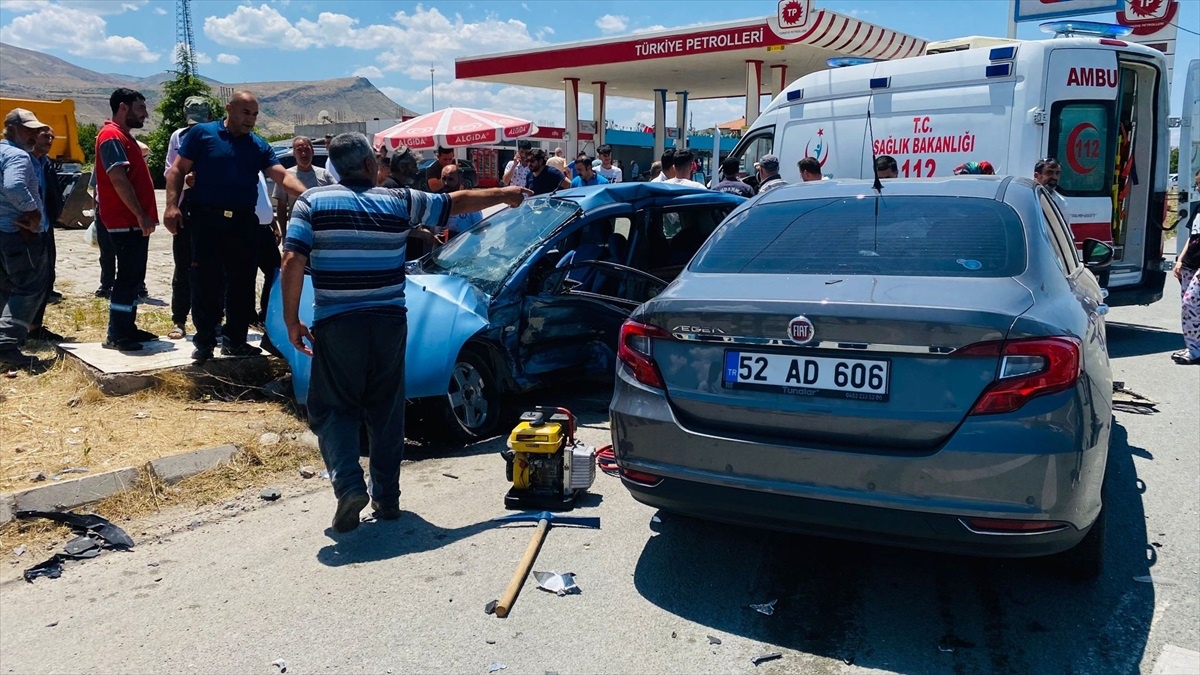 Malatya\'da Otomobil Kazası: 2\'si Ağır 3 Kişi Yaralandı