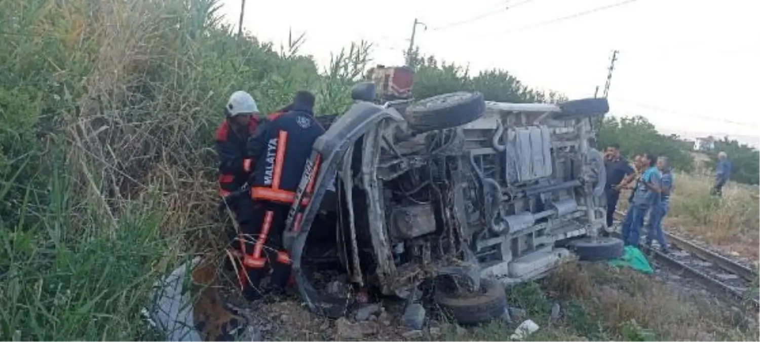 Malatya\'da tren minibüse çarptı: 2 yaralı