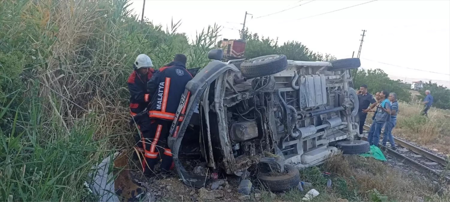 Malatya\'da Yük Treni ile Minibüs Çarpıştı: 2 Yaralı