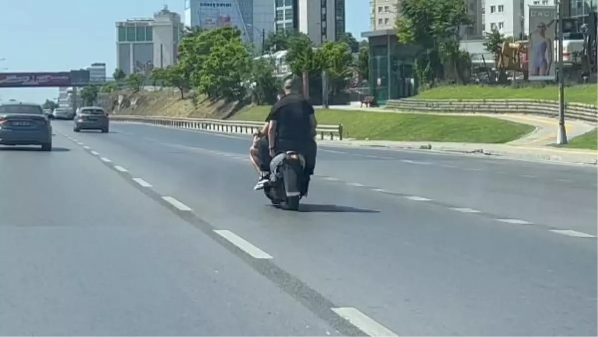 Kasksız 3 kişinin tehlikeli motosiklet yolculuğu