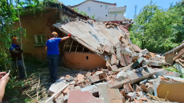 Metruk evin yıkımı sırasında göçük altında kalan 2 kişi hayatını kaybetti