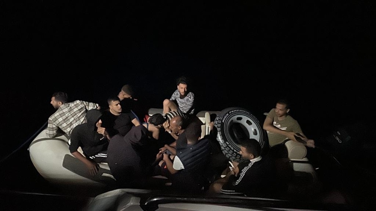 Yunanistan unsurları tarafından Türk kara sularına itilen 11 düzensiz göçmen Bodrum\'da karaya çıkarıldı