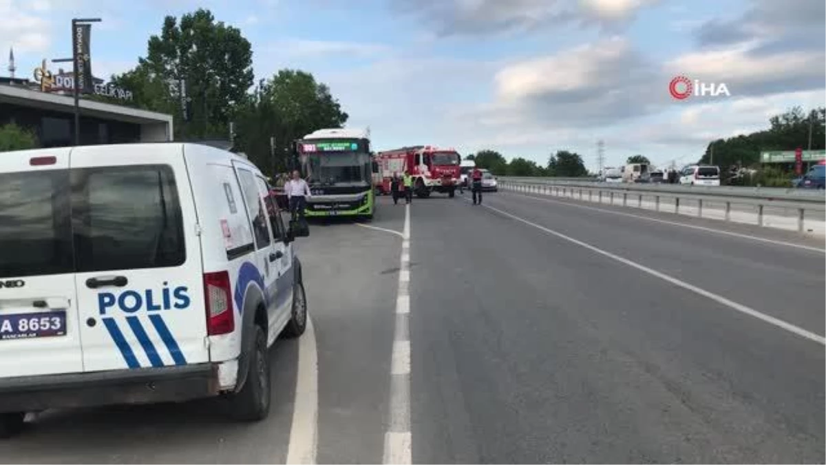 Kocaeli\'de Otobüse Çarpan Otomobilde 6 Kişilik Aileden 3 Kişi Hayatını Kaybetti