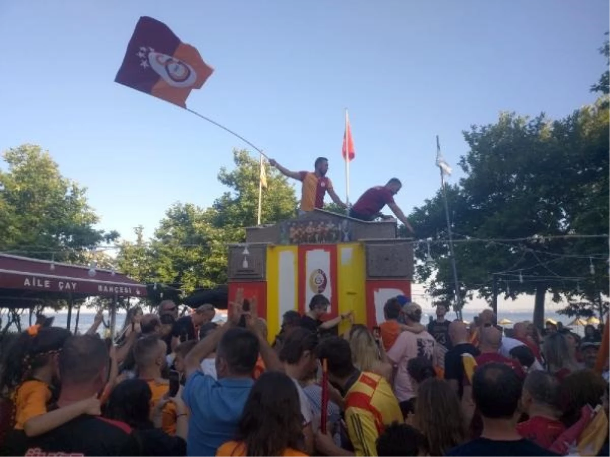 Şarköy\'deki Taraftar Çeşmesi Galatasaray\'ın Şampiyonluğu Anısına Boyandı