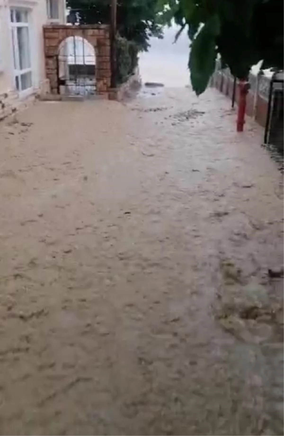 Silivri\'de Sağanak Yağış Yolları Nehre Döndürdü